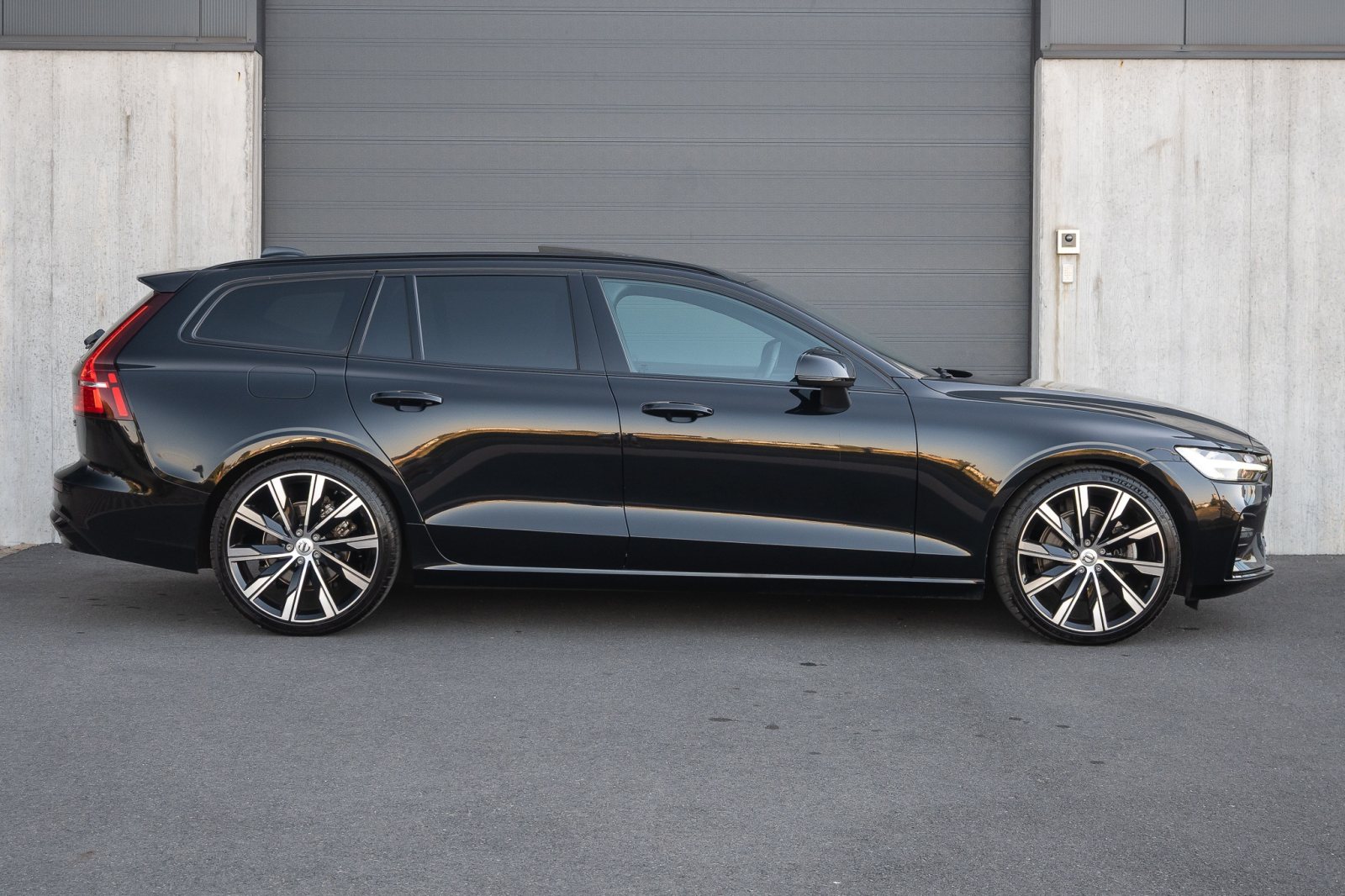 Volvo V60 B4 MHEV Plus Dark
