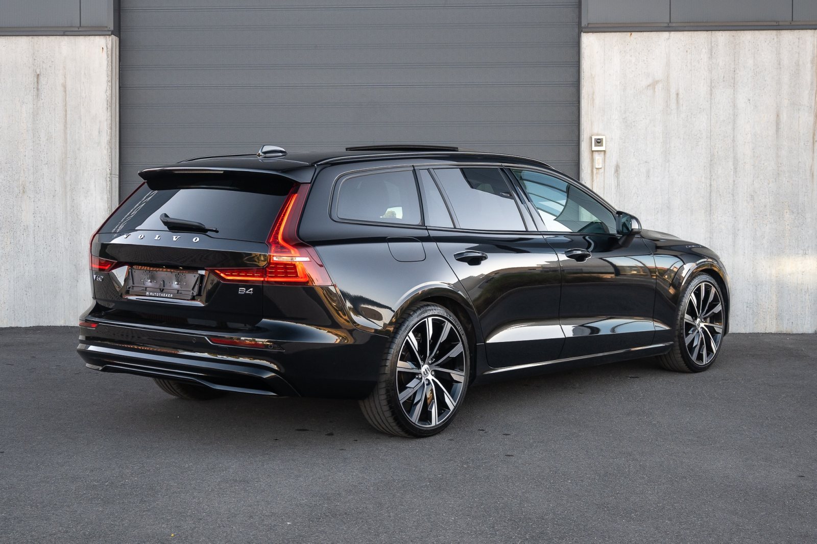 Volvo V60 B4 MHEV Plus Dark