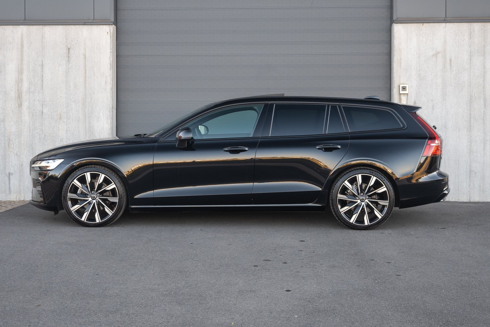 Volvo V60 B4 MHEV Plus Dark