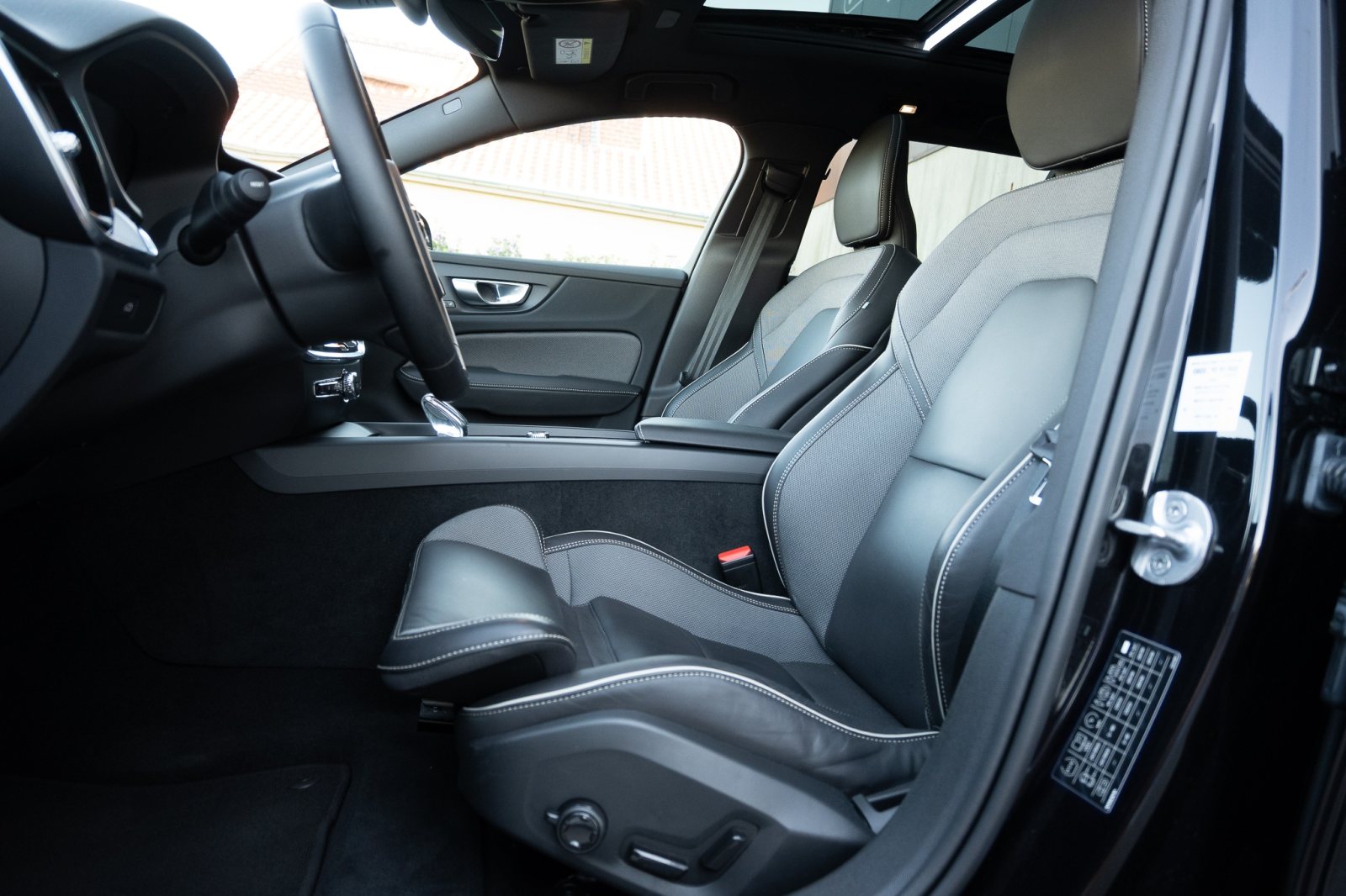 Volvo V60 B4 MHEV Plus Dark