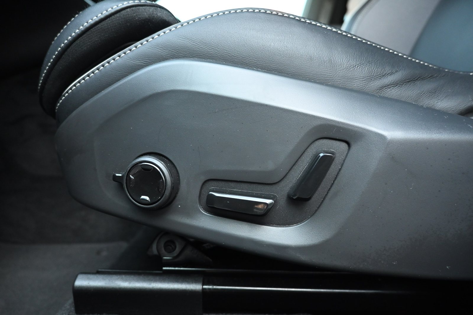 Volvo XC60 2.0 B4 Plus Dark